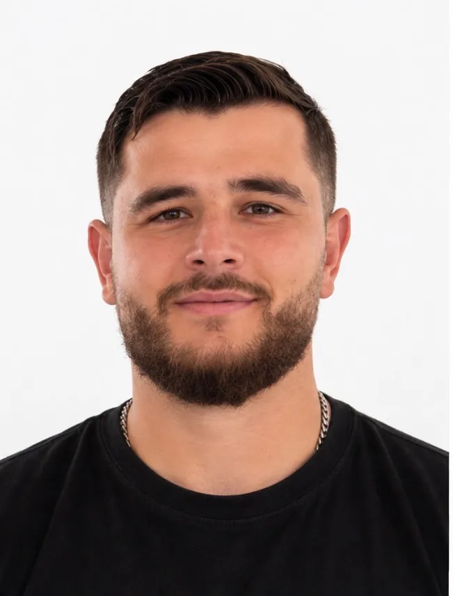 Portrait de Blerim Zanaj, barbe et cheveux bruns courts, t-shirt noir, sur fond blanc